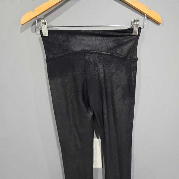 🐢 Spanx Leggings Small. Black some sheen/texture Size S - Picture 4 of 8